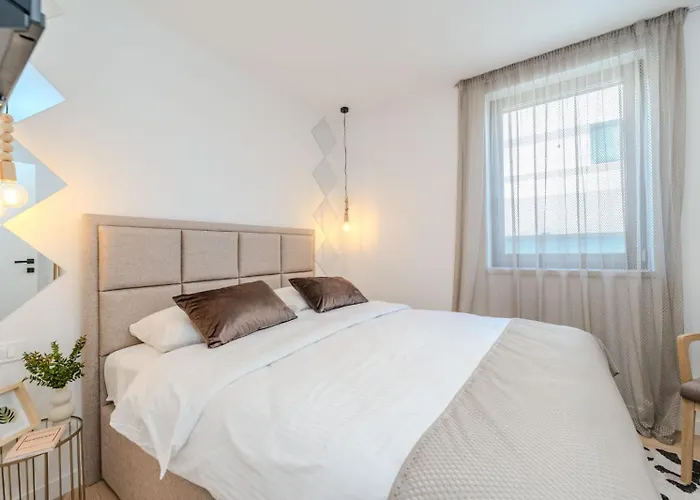 Marant Near The Beach- Free Parking *